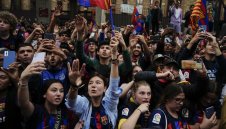 Хиляди отпразнуваха титлата на Барса + СНИМКИ