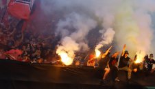 Бесни фенове на ЦСКА трошиха прозорци и врати на "Армията"