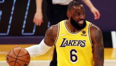 ЛеБрон с нов рекорд, но Финикс срази Лейкърс