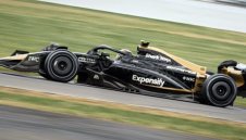 Брад Пит сяда в болид от Формула 1 на „Силвърстоун”