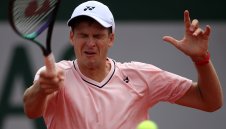 Хуркач срази Медведев за титлата в Хале 