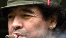 Марадона тренира с пура в уста  + ВИДЕО