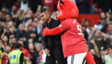 Отчаяният Ман Юнайтед гори 160 млн. за най-луксозната "пейка"