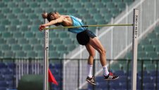 Скачач №1 на България тренира на село в двора