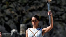 Предават олимпийския огън на Токио 2020 без публика