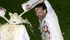 Сменя Байерн с Галатасарай: Турци носят Сане на ръце + СНИМКИ