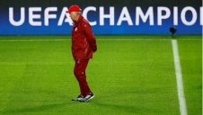 Татко Карло защити рефера, който поряза Байерн снощи