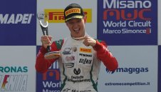 Малкото Шуми като татко си, обува бутонките