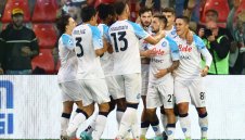 Наполи еднолично начело след осма поредна победа