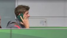 Голям! Мюлер се прави, че говори по телефона с... паспорт + ВИДЕО