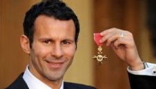 Английската кралица награди Райън Гигс
