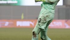 Милан дава торба с пари и краткосрочен договор на Донарума