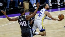 Феноменален Къри! Стеф избухна с 50 и Голдън Стейт елиминира Сакраменто