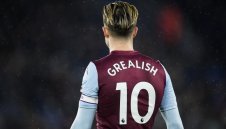 Скандал в Англия! Ас на Вила зове за правила, после ги нарушава