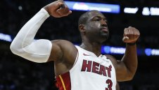 Дуейн Уейд ще играе още един сезон