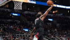 Куриоз в НБА! Съдиите пропуснаха забивка на Хардън и Хюстън загуби