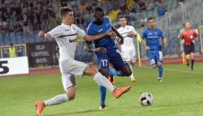 Топчо смени тактиката и Левски победи