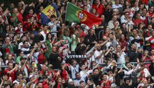 Фенове пометоха португалски журналист