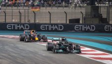 От ФИА признаха за издънките в Абу Даби, но потвърдиха Макс за шампион 