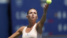 Сексапилна тенисистка заби по-млад колега  