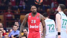 Везенков и Олимпиакос се измъчиха, но взеха дербито с ПАО