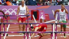 Бивш олимпийски шампион на 110 метра се преби в препятствие