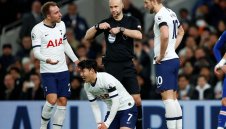 Резнаха Тотнъм за червения картон на Сон