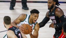 Край на слуховете! Янис остава в Милуоки срещу 228 милиона долара