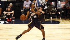 Шампионът по забиване почти удари главата си в ринга