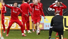 Ненаситни: И треньор на Аякс искал секс от служителка