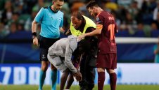 Трогателен момент на "Жозе Алваладе", фен целува бутонката на Меси + ВИДЕО