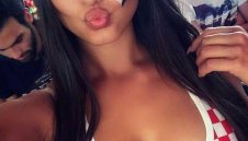 Вие решихте: Едрогърдата фенка на Хърватия е №1 на 1/8-финалите