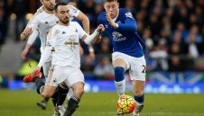 "Лебедите" клъвнаха Евертън