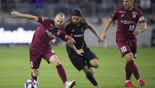 Иниеста е отхвърлил три оферти от САЩ, планира да си остане в Япония