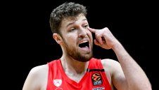 Везенков с 20 точки, Олимпиакос с 22 поредни победи