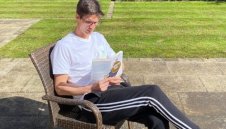 Защитник от Висшата лига стана за смях: Редува анимация с порно + СНИМКА