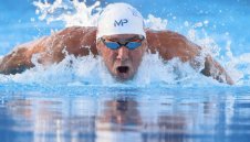 Фелпс отново мачка конкурентите в басейна