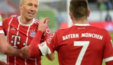 Байерн задържа Робен и Рибери, но за да ги използва