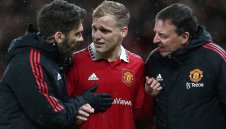 Ман Юнайтед засили Дони ван де Беек във Франкфурт