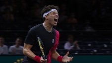 Шелтън се измъчи, но е на ¼-финал Торонто