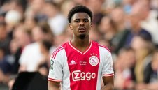 Челси договори и капитана на Аякс