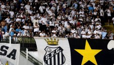 Горят сгради и коли! Феновете на Сантос полудяха след изпадането