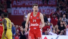 Везенков наказа Фенерите с 19 точки, Олимпиакос избухна с 16 тройки