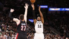 Олдридж се завърна, но Шпорите паднаха у дома