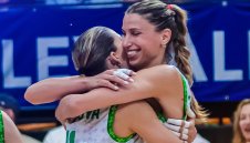 България надигра световния шампион след петсетова драма