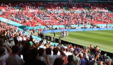 Фен на Англия бере душа след падане от трибуните