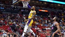 ЛеБрон наниза 51 и съсипа Маями