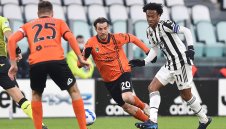 Ювентус преподписа с основен футболист за още една година