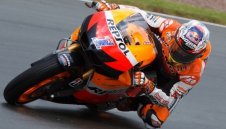 Кейси Стонър с Пол-позишън на мократа Захсенринг