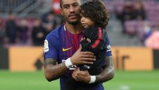 Неймар? Дори "бачкаторът" Паулиньо го сложи в малкия си джоб